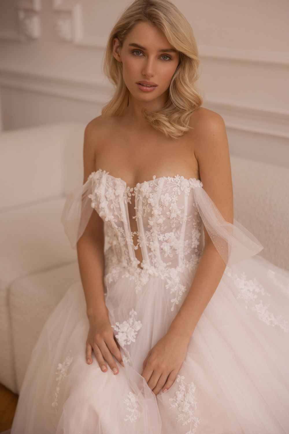 suknia-slubna-elizabeth-5476-blisko